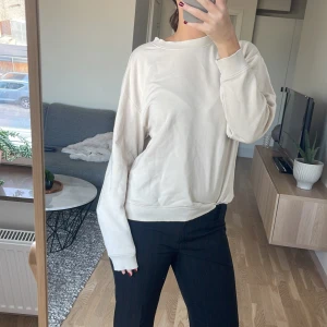 Beige sweatshirt  - Vanlig tjocktröja från Monki💕 obs har en super liten fläck vid kragen, se sista bilden