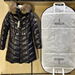 Moncler Foxcollar - Fler bilder samt en storleksguide kan ordnas i dm.   
