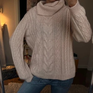 Rosa polotröja  - Supermysig ljus rosa polotröja med lös hals så den sitter inte så tajt vilket jag tycker är skönt 😊 nyskick!!🥰