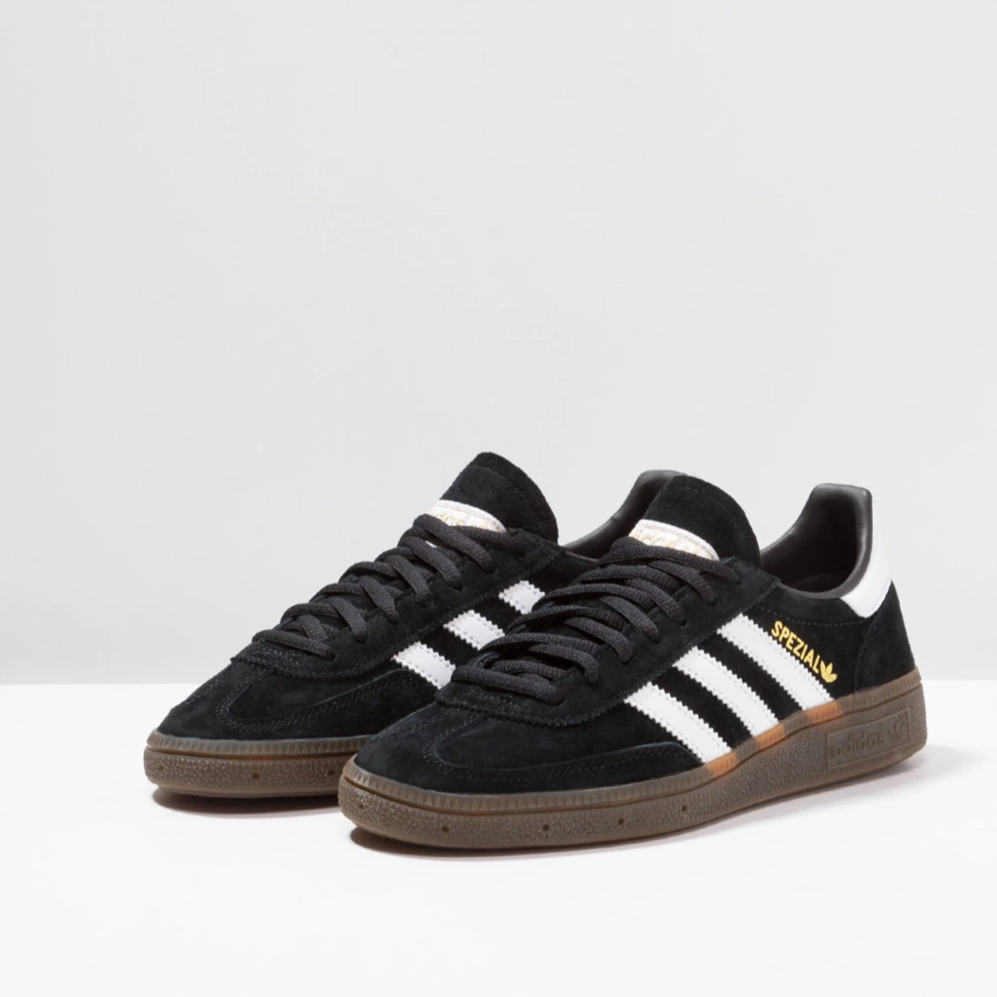 Helt nya Adidas Spezial, storlek 41 1/2 – Använts 2 gånger, säljes billigt!