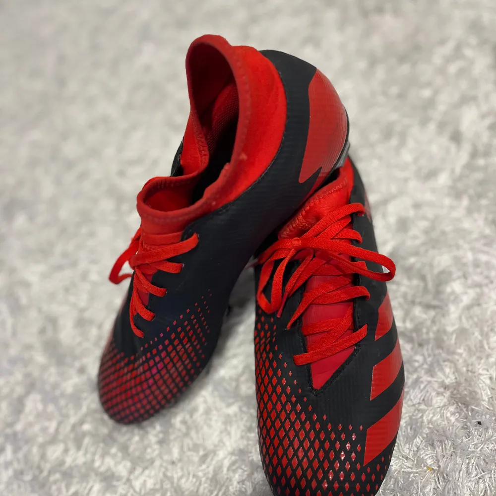 Nästan helt nya Adidas predator skor. Dem är i storlek 44. Dem har använts endast en gång och har inga skador eller kännetecken på användning. Vid frågor är det bara att höra av sig😄. Skor.