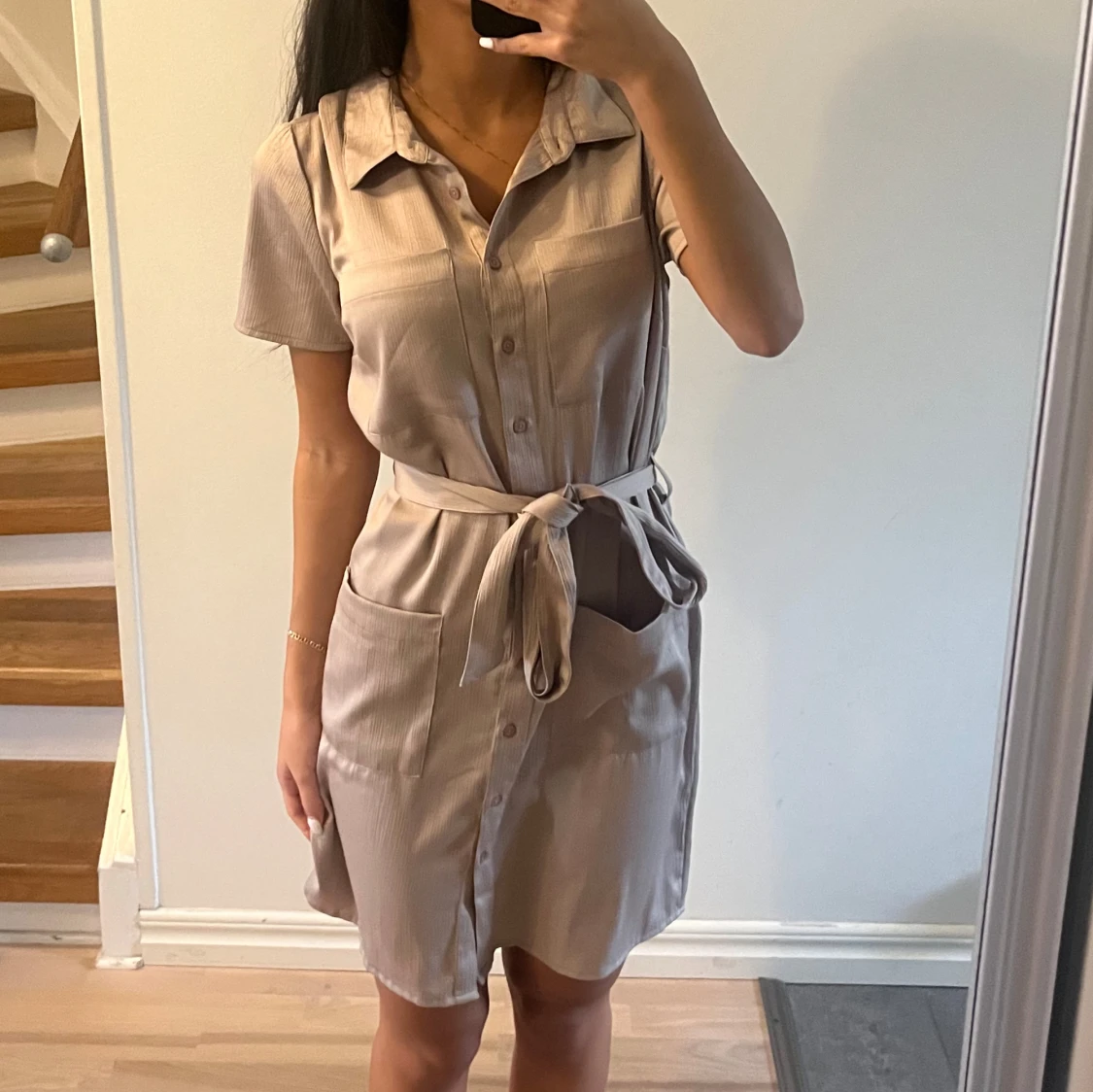 Beige kortklänning med knappar - 90