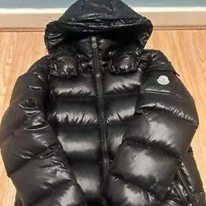 Svart pufferjacka från Moncler - Säljer en snygg svart pufferjacka från Moncler. Den är i nyskick och perfekt för vintern. Storleken är M
