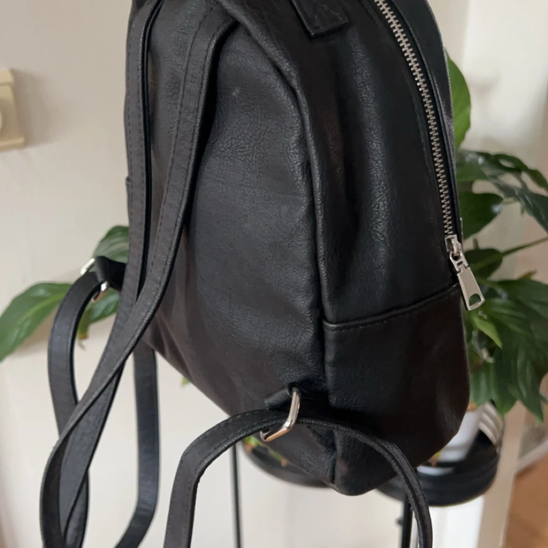 Svart miniryggsäck med dragkedja - 90