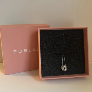 Edblad halsband  - Säljer denna halsband ifrån Edblad då jag har andra som jag använder mer! Det är nickel säkert och rostfritt stål🩷 Nypris är 350 och mitt pris är 290