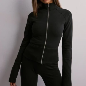 Nelly zip kofta🩷 - En jätte fin kofta ifrån Nelly!🩷trendig och den är i ett väldigt nytt skick! Nypris 349kr! 💞