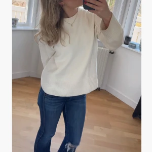 Vit tröja - Fin vit tröja jag köpt på other stories, fint skick men har såklart använt den några gånger💓💓(mina bilder)