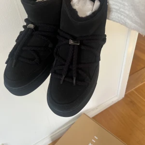 Helt nya inuikii - Helt nya ”Low inuikiis” svarta. Kartong, påse och allt finns helt kvar. Endast testat dom. Super fina men var tyvärr för små för mig! 💓nypris 2599kr! 