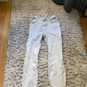 Grå jeans - Jag säljer ett par gråa jeans från hm. Dem är i strlk 164 till 170 om ni har frågor så kontakta👍🏻