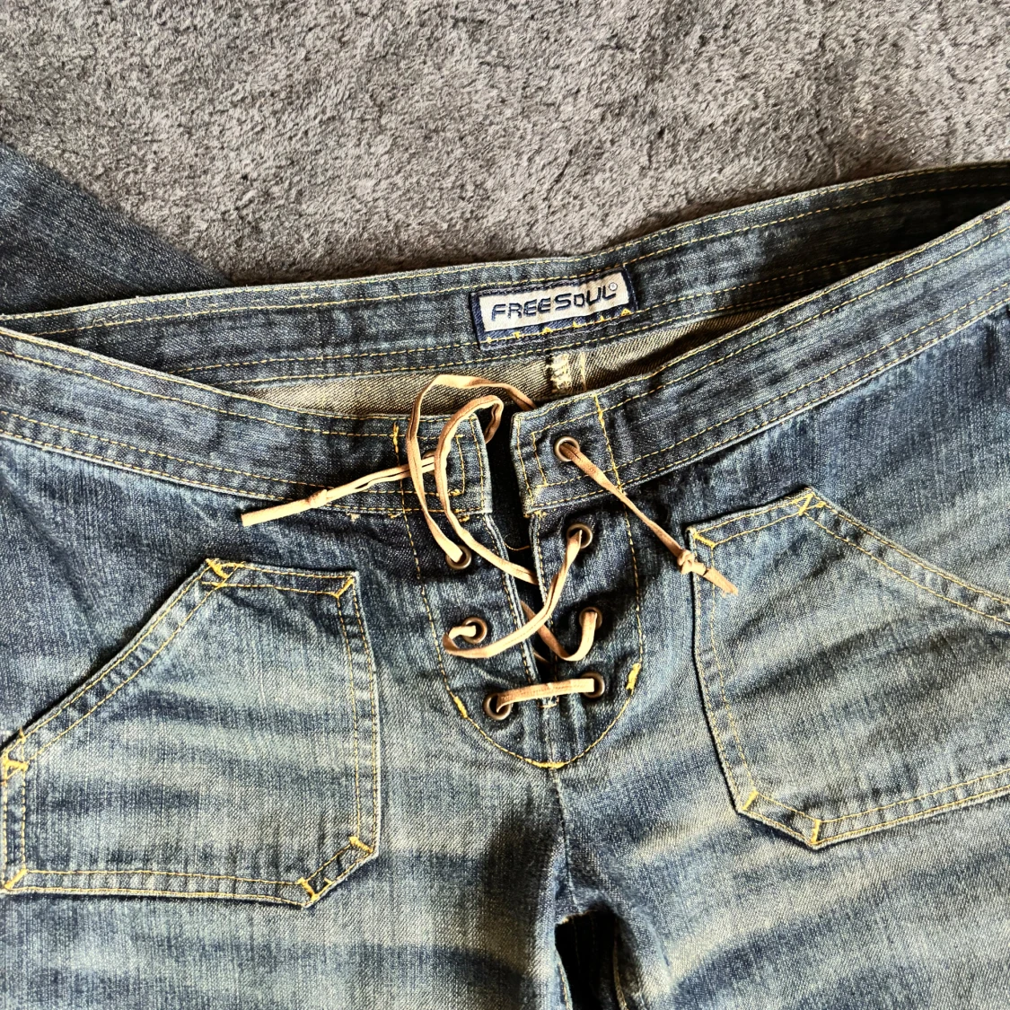 Lågmidjade bootcut jeans med snörning - 1