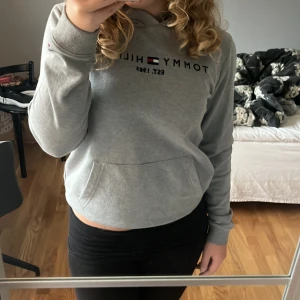 Tommy Hilfiger hoodie - Jättesnygg Tommy hilfiger hoodie som sitter jättesnyggt. Typ aldrig använd och pris går troligen att diskutera