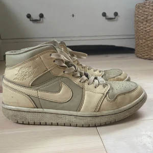 Jordans - Säljer mina gamla jordans då de är för små! De är mycket använda där av priset💓💓 supersnygga och coola!!