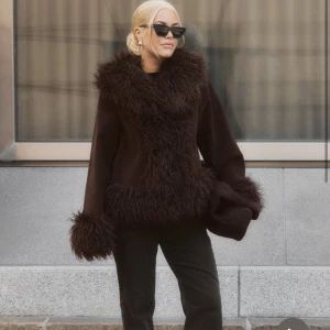 Pälsjacka - SÅ SNYGG (!!) jacka från Moa Mattssons kollektion på NA-KD, helt oanvänd och helt slutsåld !!