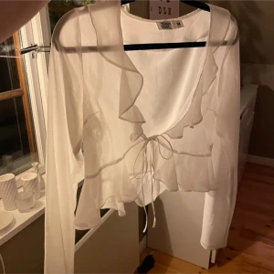 Blus - Jätte fin vit blus. Säljes då den är för liten