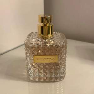 Valentino born in Roma the golf EDP limited edition säljes💞 Köpt för 1800 kr, 100 ml och endast testad! Tyvärr är locket borta men annars som ny☺️ pris kan diskuteras💞