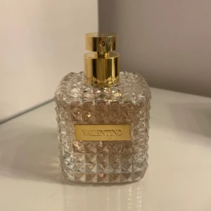 Valentino parfym  - Valentino born in Roma the golf EDP limited edition säljes💞 Köpt för 1800 kr, 100 ml och endast testad! Tyvärr är locket borta men annars som ny☺️ pris kan diskuteras💞
