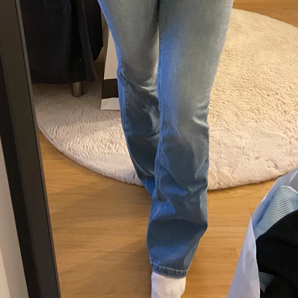 Lågmidjade bootcut jeans från Only. Storlek S i midjan och 30 i längd. Jag är 160cm och dom är lite långa på mig. Helt nya, aldrig använda. Väldigt skönt och stretchigt material. . Jeans & Byxor.