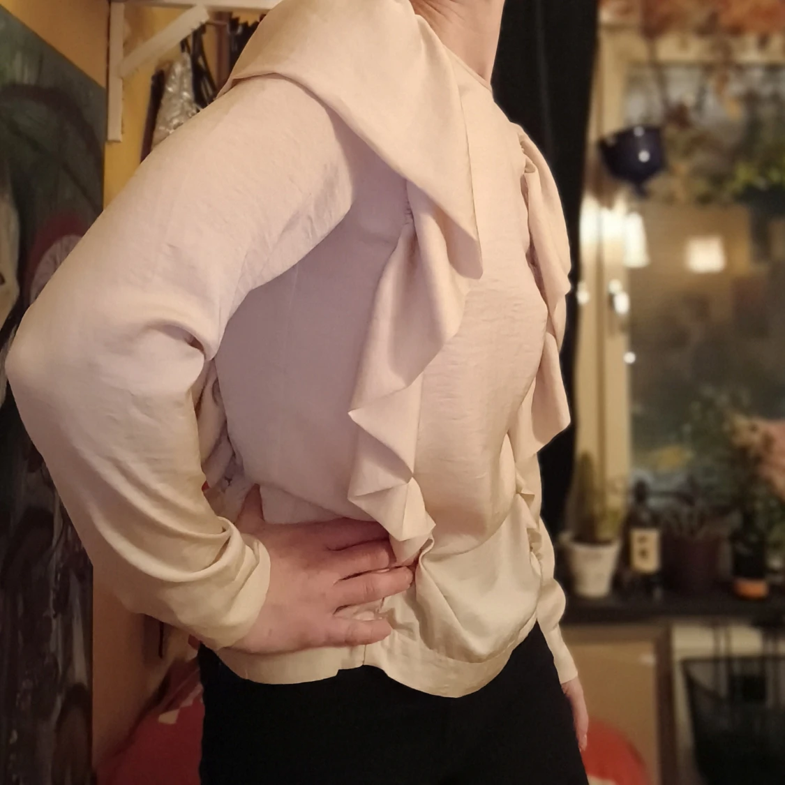 Beige klänning med volangdetaljer - 2