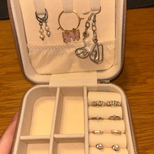 Smycken - Säljer lite smycken som inte kommer till användning! Väldigt varierande pris, men skriv privat om den/de som intresserar så kan vi komma överens om nåt 🌟💕