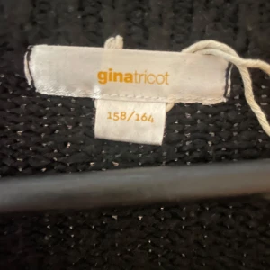 Stickad tröja - Säljer denna ganska tjocka stickade tröja från gina använd få gånger. Säljer pga att den inte är riktigt min stil💖skriv privat för fler frågor/bilder