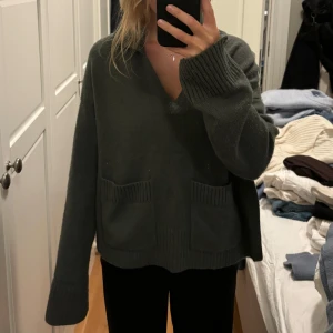 Tröja  - Jättefin Grön tröja från cos! Bra skick, men lite noppror