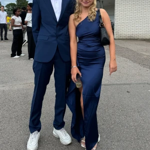 Balklänning - Säljer nu min lillasysters balklänning hon hade i 9an 💙 Köpt för ca 800kr 💙inget fel på den!