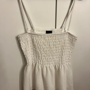 Volang topp - Säljer en volang topp ifrån Gina Tricot, stl S. Hör av er vid funderingar😊