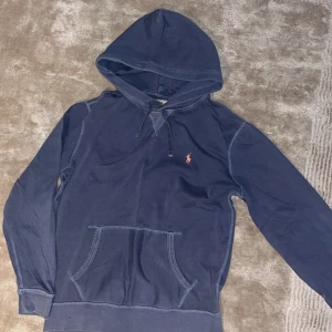 Ralph Lauren hoodie  - Säljer nu denna Ralph lauren hoodien, Den är i storlek small och sitter bra på mig som är 180. Bra skick och nypris 2000kr