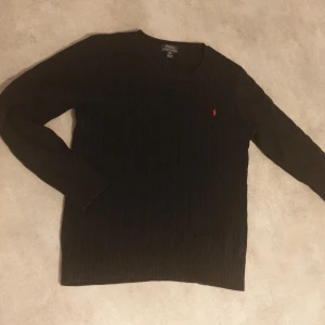 Ralph lauren stickad tröja - Säljer nu min feta Ralph lauren stickade sweater för endast 600 spänn då nypriset är 1500. Skick: 9,5/10 då den knappt är använd
