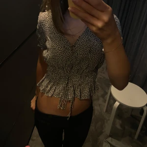 Söt topp - Super gullig topp som inte används längre. Jätte fint skick💞 skriv för fler bilder!