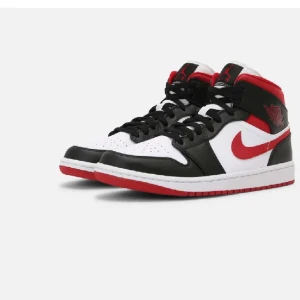 Nike air jordan 1 - Jätte fina jordans 1 i bra skick, detta har favoritskorna då det är otroligt snygga och ovanliga,skorna går för runt 1700kr - 3000kr om man ska köpa nya det är lite skadade i hälen lite under skon också