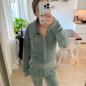 Juicy dress - Säljer min fina gröna juicy dress då den inte kommer till använd🩷Dressen är knappt använd och den är i ett bra skick!! Storleken i byxorna är i XS och koftan är i storlek S💞(Byxorna och tröjan kan köpas separat men isf för 600kr var)