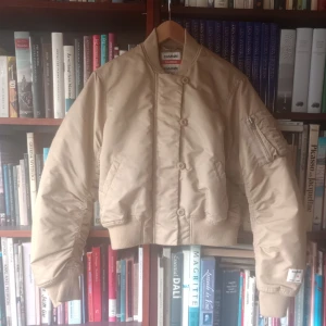 bomberjacka  - säljer min otroligt snygga jacka från samsøe samsøe pga jag har en liknande 🥰  knappt använd och perfekt på vintern, nypris ca 1500  