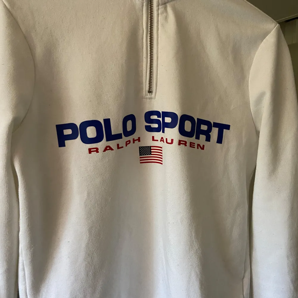 Säljer denna Ralph Lauren polo sport half zip, perfekt till vintern! Fint skick, lite nopprig annars inga problem! Hör av dig vid frågor!. Tröjor & Koftor.