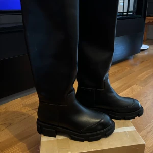 Str 36 men skulle säga mer 37 - Superfina knähöga stövlar med chunky sula. Aldrig använda. Köpta för 699 kr. Priset kan vi diskutera. 