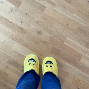 Emoji tofflor - Bra skick. Emoji tofflor. Använd ett par gånger men är i bra skick