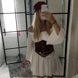 Pirat kostym  - Säljer hela denhär pirat kostymen från shein då jag har en annan kostym. Klänningen i XS, brun korsett i S, sen en röd skarf och ett smycke runt midjan💕 skickar fort!