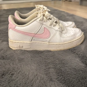 Nike Airforce  - Superfina med rosa nikeswoosh märke, stl 36,5 och köpta från Nikes sida. (säljs inte där längre?)💗