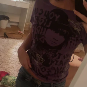 Cool topp - säljer denna jätte coola toppen som inte används, det står storlek 134/140 men passar jätte bra på mig som är xs och sitter inte tajt i armarna heller💕