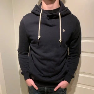 Morris | Hoodie - Säljer denna Morris hoodien! | Den är i utmärkt skick utan defekter. | Storlek S | Ställ gärna frågor!