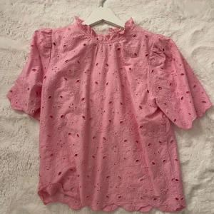 Blus Lindex  - Säljer min rosa blus från Lindex, nypris 600kr , aldrig använd, så fin💘