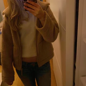 Teddy jacka - Säljer denna jätte fina slutsålda Teddy jacka från hm i storlek s. Fint skick och i en brun/beigh färg. Om du har någon fråga är det bara att fråga🩷