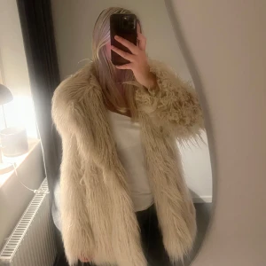 Pälsjacka  - Säljer denna snygga fuskpäls från hm i st S❣️