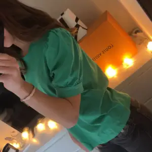 Super fin grön t shirt med puffärmar, använd få tal gånger och är i ny skick. Den är från vero Moda i XS passar dock även S, hör av er vid fler frågor och funderingar 💕