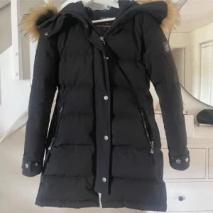 Jollers jacka  - Säljer en som är hel men har en till alltså denna som dragkedjan är lite svårt att stänga på. Den går att stänga men är lite svår. 