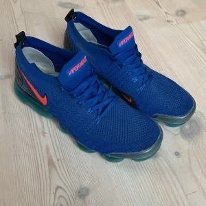 Gympaskor - Använt ett par gånger men ändå fint skick, en liten spricka på sulan som inte märks eller knappt syns