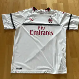 AC Milan 2018/19 Bortatröja⚫️🔴⚫️🔴 Strl XL Finns tecken på användning på tröjan.  Äkta #fotbollströja