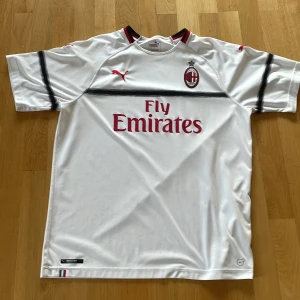 AC Milan 2018/19 Bortatröja🔴⚫️Strl XL - AC Milan 2018/19 Bortatröja⚫️🔴⚫️🔴 Strl XL Finns tecken på användning på tröjan.  Äkta #fotbollströja