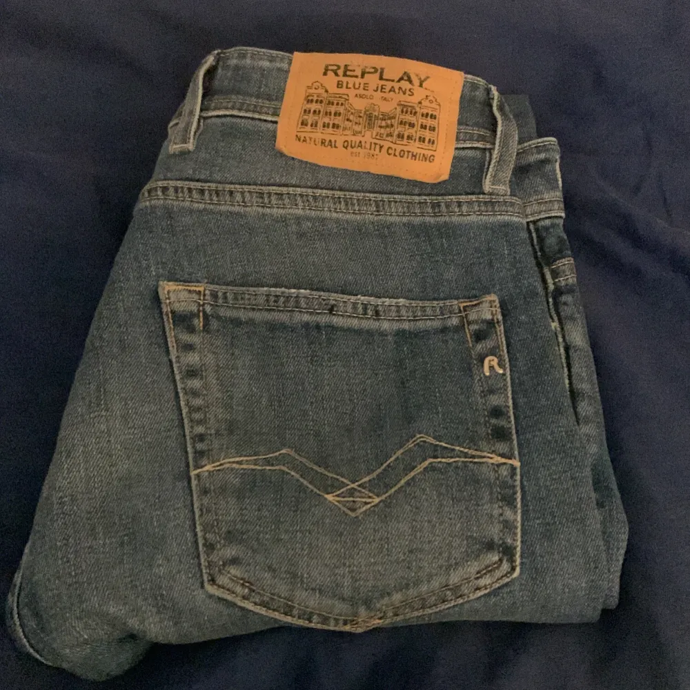 Ett par blå jeans från Replay som är i väldigt bra skick. Modellen är Grover och är i straight fit. (Skriv vid funderingar) Pris kan diskuteras.. Farkut & Housut.