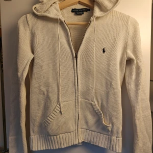 Stickad huvtröja Ralph Lauren - Varumärke: Ralph Lauren Skick: bra Passform: tight fit, kort